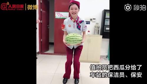 吃瓜小姐姐变装,吃瓜小姐姐的华丽变装之旅